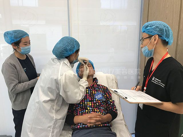 黃海龍副院長受艾爾建邀請(qǐng)作為全國注射導(dǎo)師參加玻尿酸醫(yī)